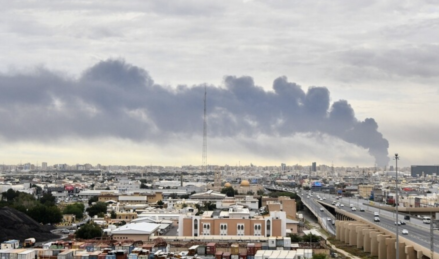 الكويت تتصدى لهجمات صاروخية ومسيرات وتستهدف منشآت حيوية