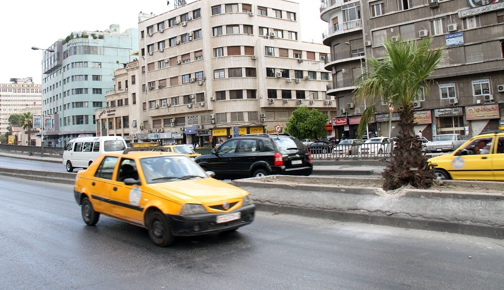 سائقو التاكسي في دمشق يعتصمون احتجاجا على فوضى النقل