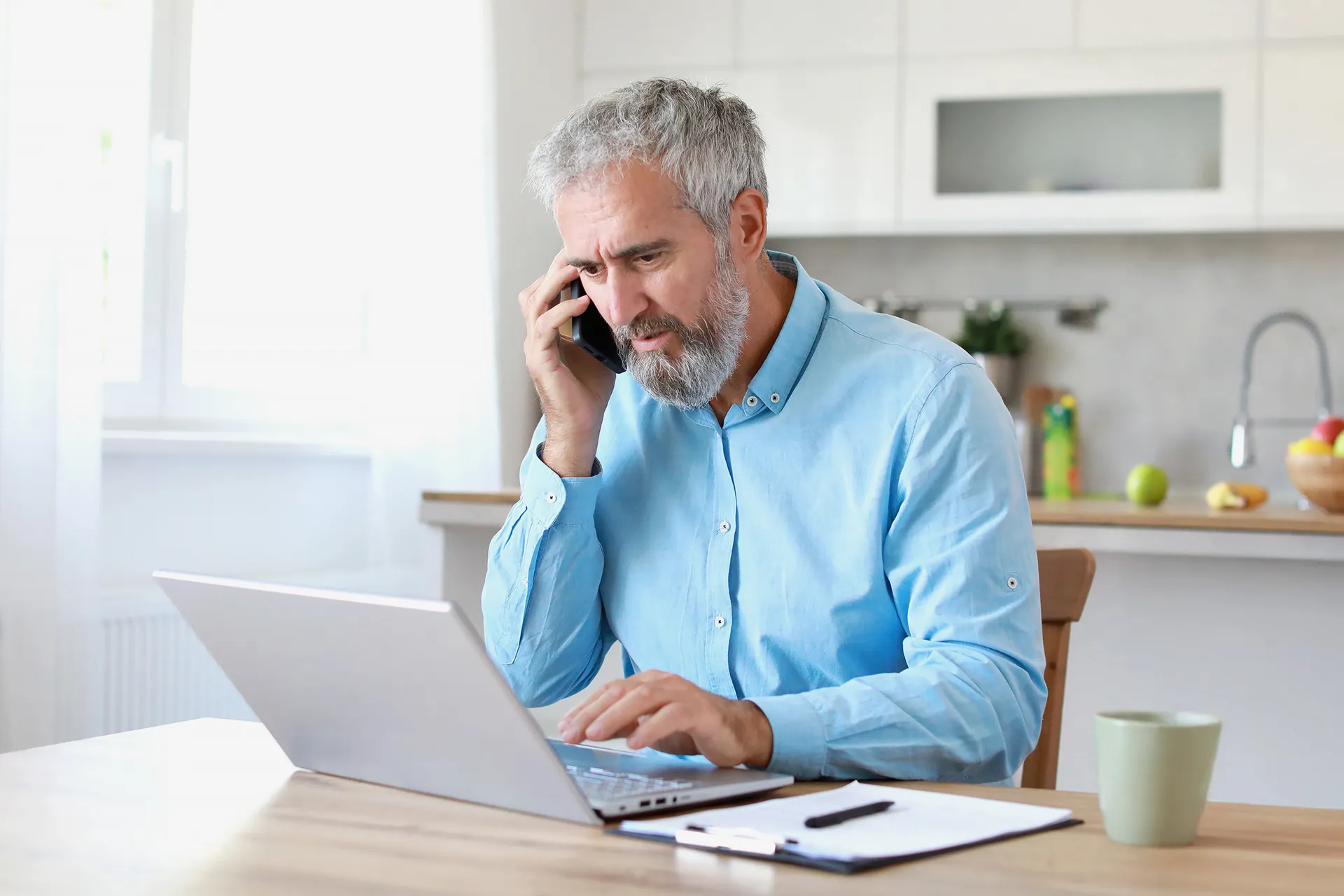 التشتت الرقمي: كيف تقتل منصات المراسلة تركيزك وإنتاجيتك في العمل؟