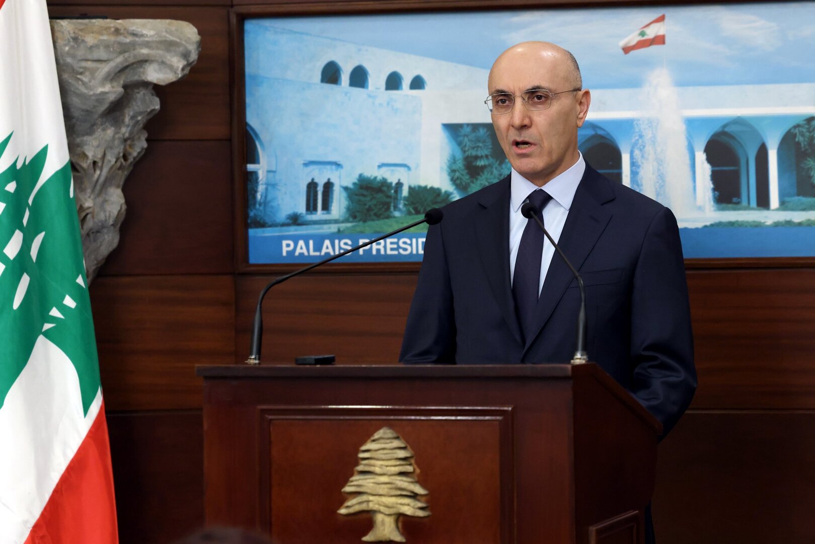 وزير الداخلية اللبناني يعلن تعزيز الامن واتصالات لاعادة فتح معبر المصنع