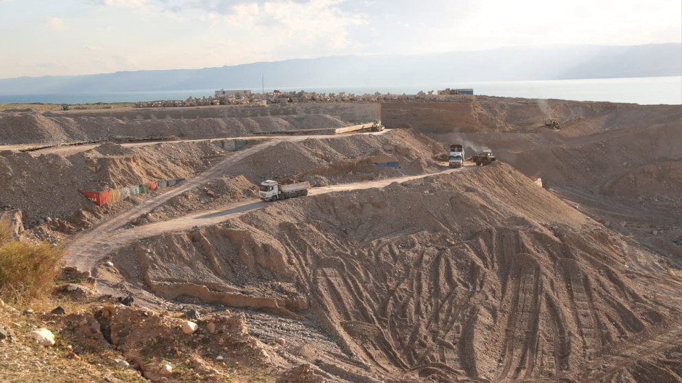 وزير الأشغال يؤكد أهمية مشاريع حماية جسور البحر الميت في الأردن