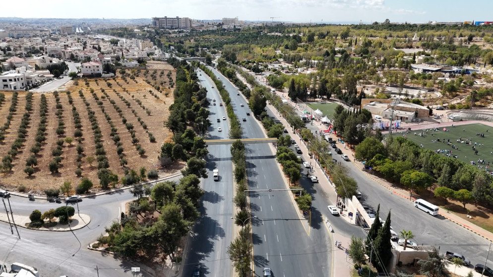 تحويلات مرورية مؤقتة لتركيب جسر مشاة في شارع الملك عبدالله الثاني