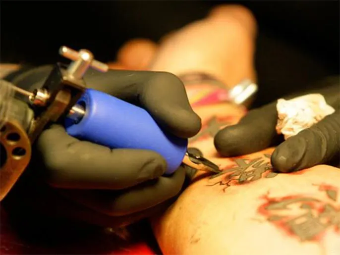 تأثير الوشم على جهاز المناعة: دراسة تكشف المخاطر المحتملة